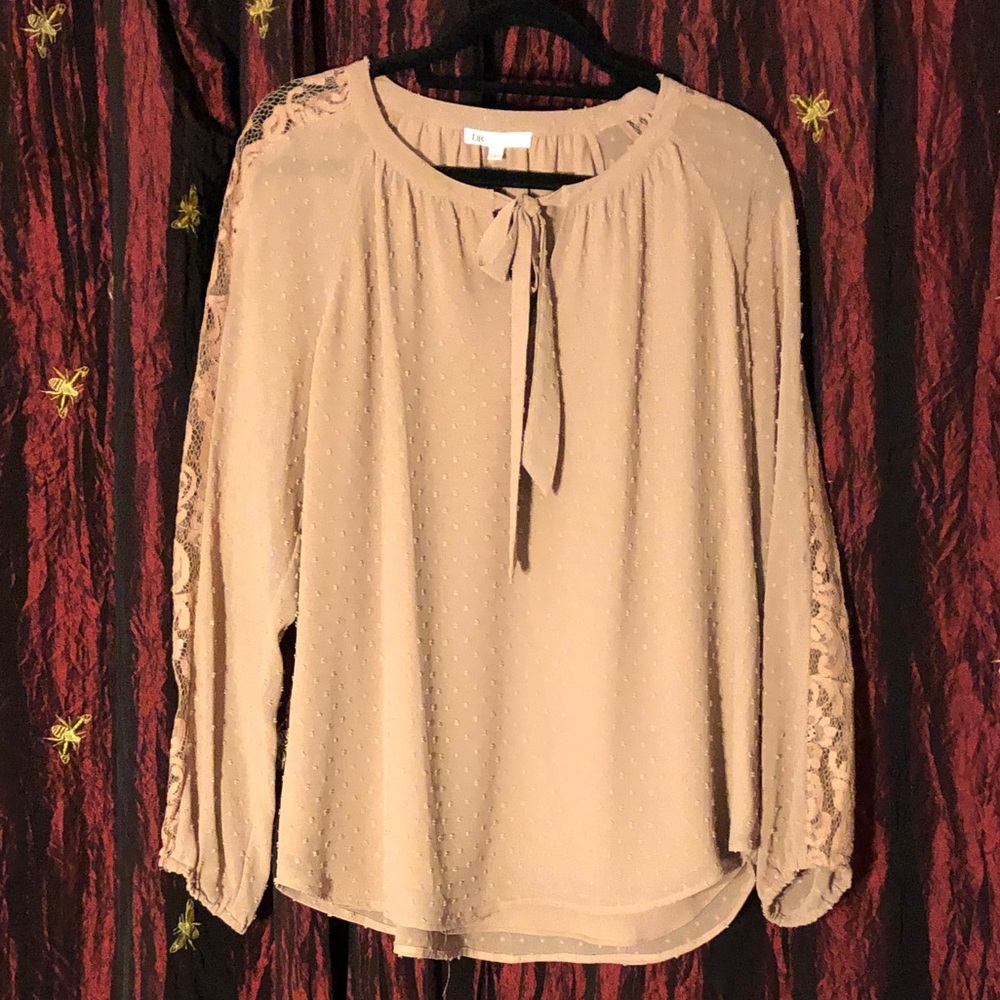 Lightweight blouse with cute details